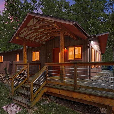 Chalet W Hot Tub, Large Deck, Grill, & Fast Wifi バークレー・スプリングス エクステリア 写真