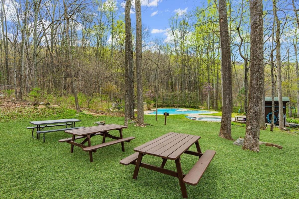 Chalet W Hot Tub, Large Deck, Grill, & Fast Wifi バークレー・スプリングス エクステリア 写真