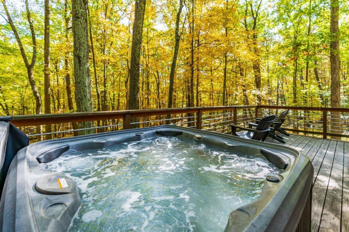 Chalet W Hot Tub, Large Deck, Grill, & Fast Wifi バークレー・スプリングス エクステリア 写真