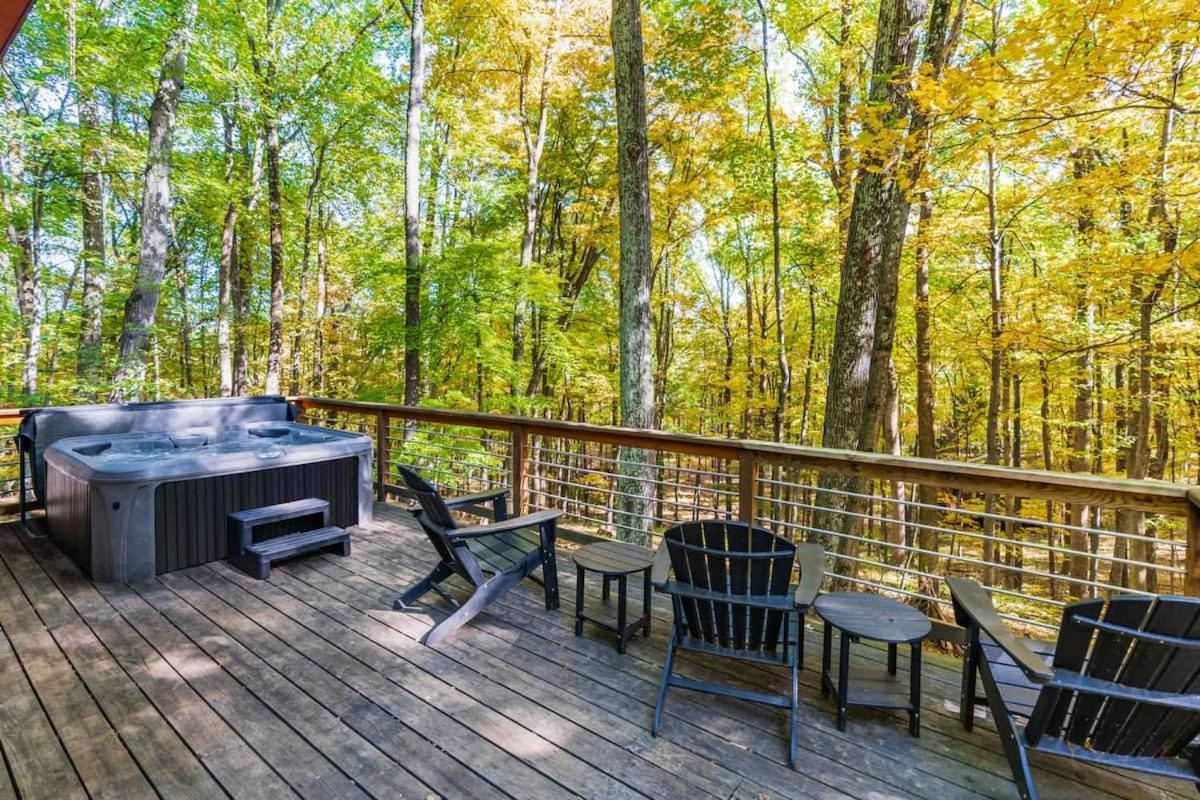 Chalet W Hot Tub, Large Deck, Grill, & Fast Wifi バークレー・スプリングス エクステリア 写真