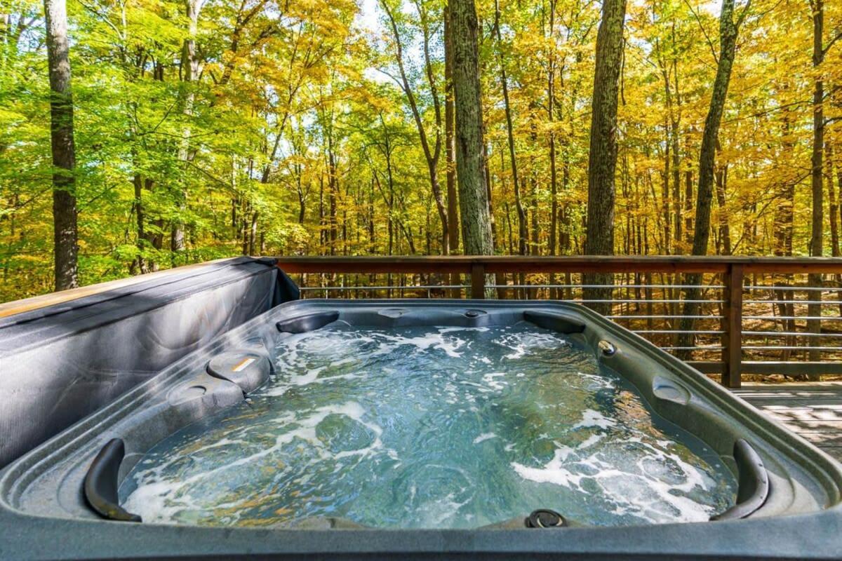 Chalet W Hot Tub, Large Deck, Grill, & Fast Wifi バークレー・スプリングス エクステリア 写真