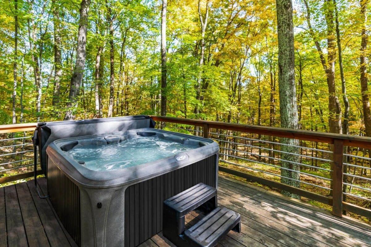 Chalet W Hot Tub, Large Deck, Grill, & Fast Wifi バークレー・スプリングス エクステリア 写真