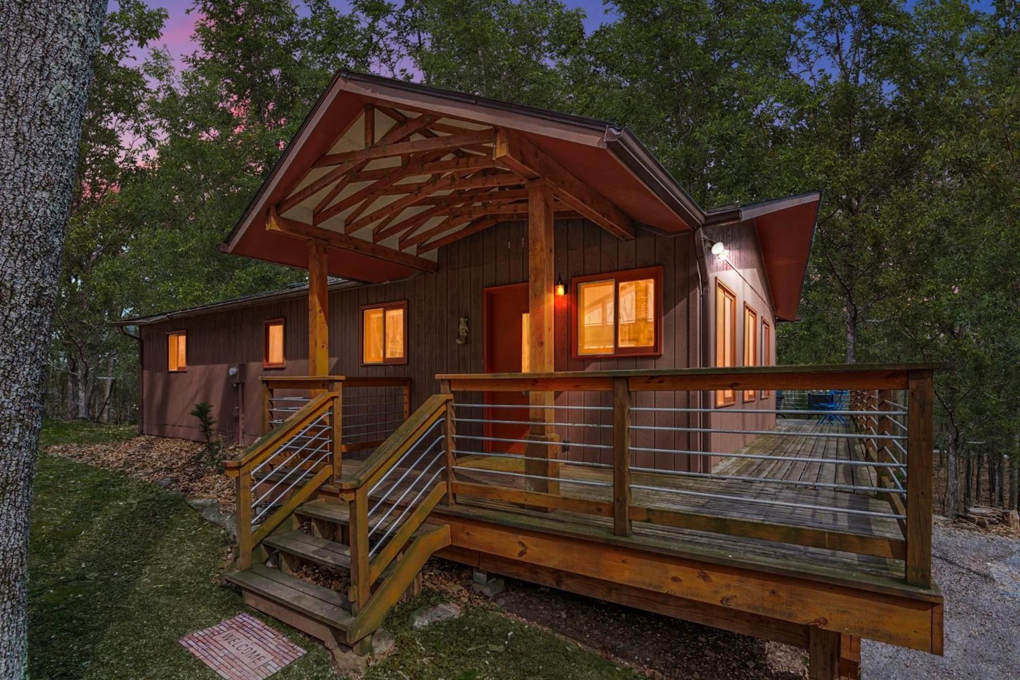 Chalet W Hot Tub, Large Deck, Grill, & Fast Wifi バークレー・スプリングス エクステリア 写真