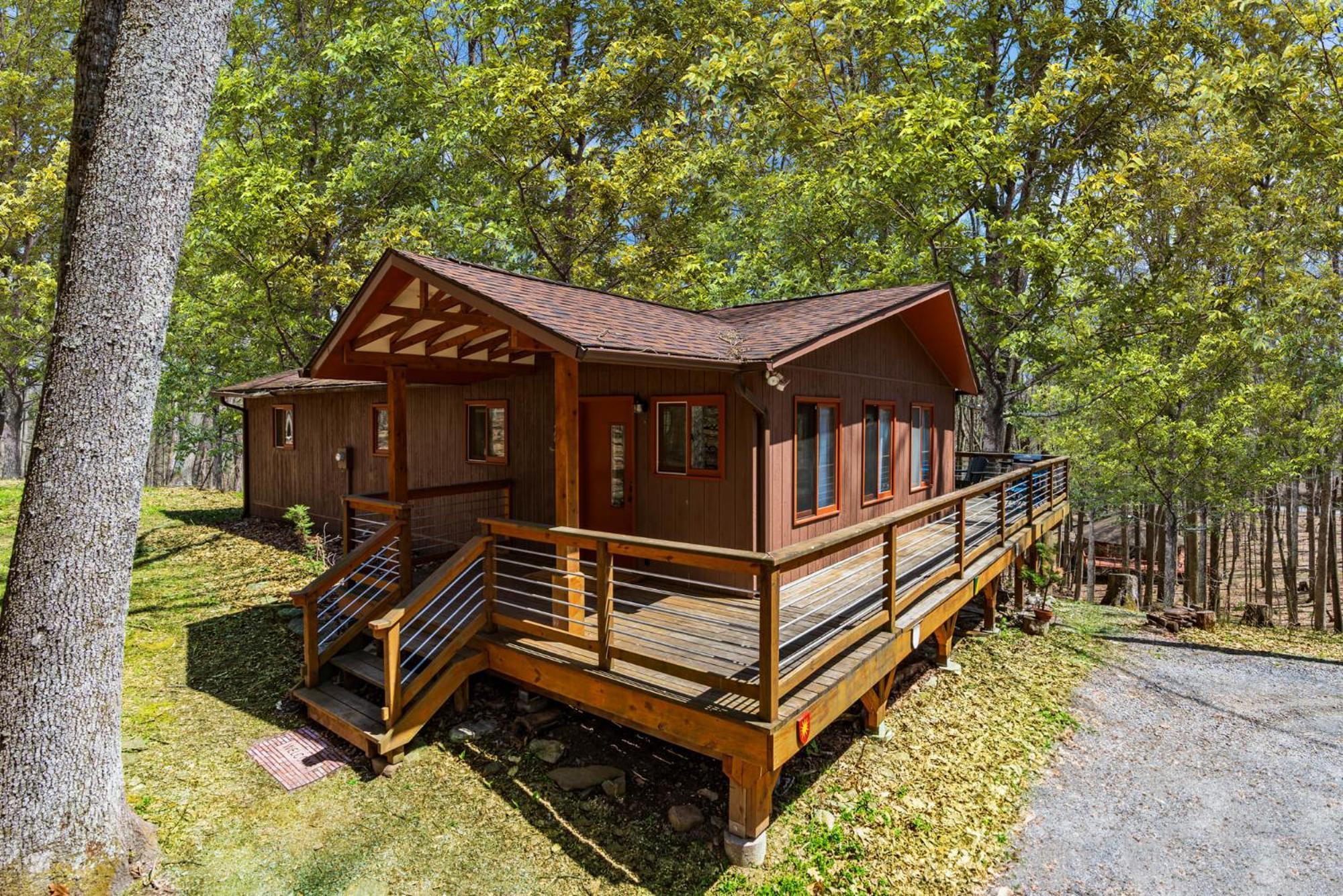 Chalet W Hot Tub, Large Deck, Grill, & Fast Wifi バークレー・スプリングス エクステリア 写真