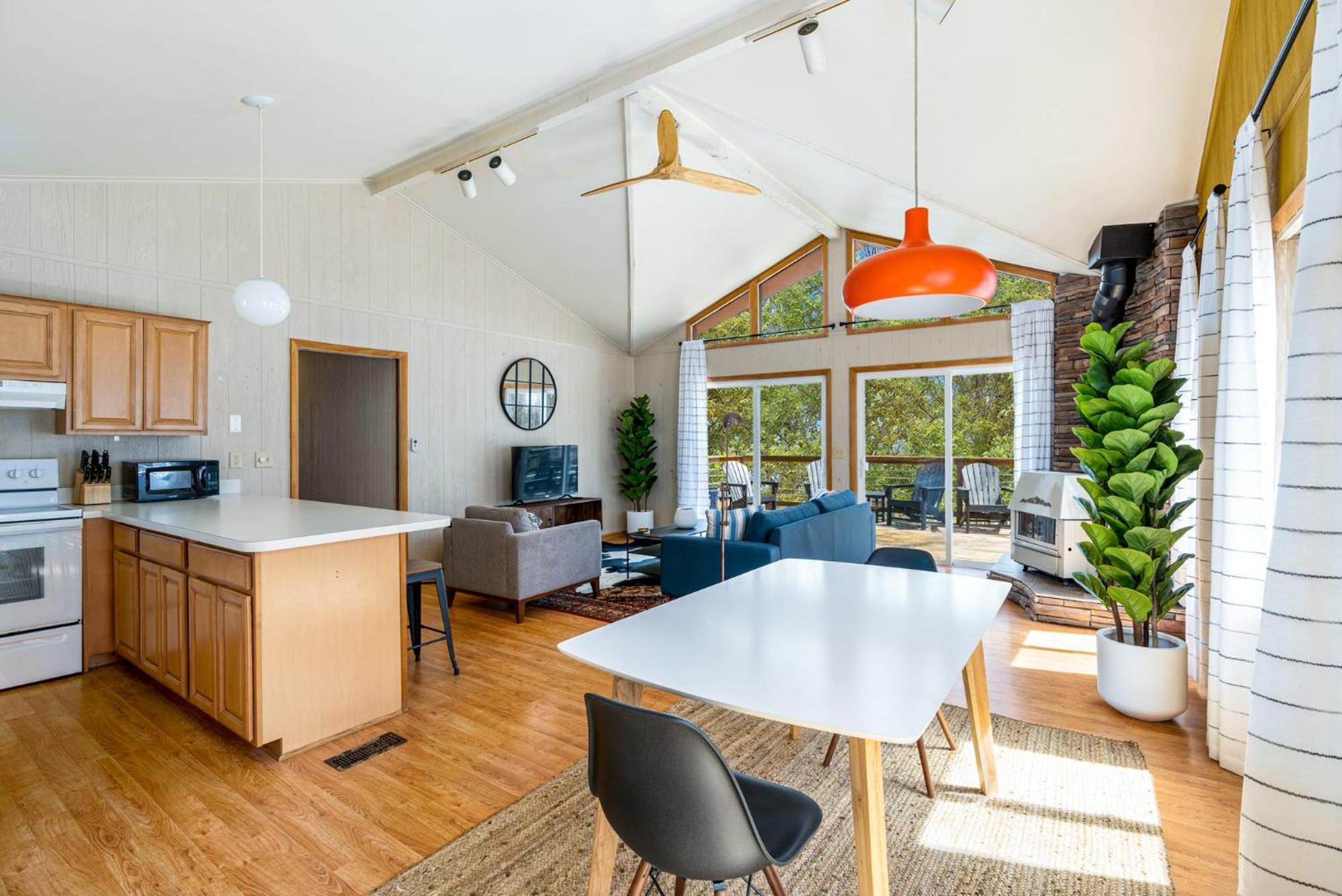 Chalet W Hot Tub, Large Deck, Grill, & Fast Wifi バークレー・スプリングス エクステリア 写真