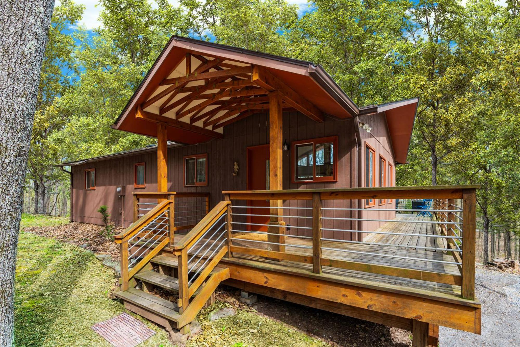Chalet W Hot Tub, Large Deck, Grill, & Fast Wifi バークレー・スプリングス エクステリア 写真