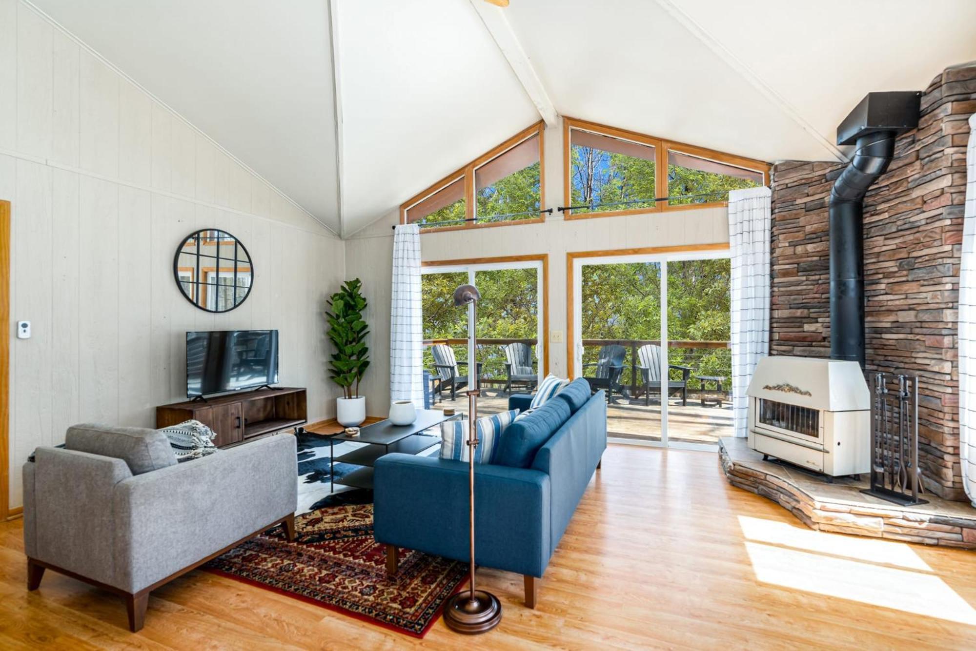 Chalet W Hot Tub, Large Deck, Grill, & Fast Wifi バークレー・スプリングス エクステリア 写真