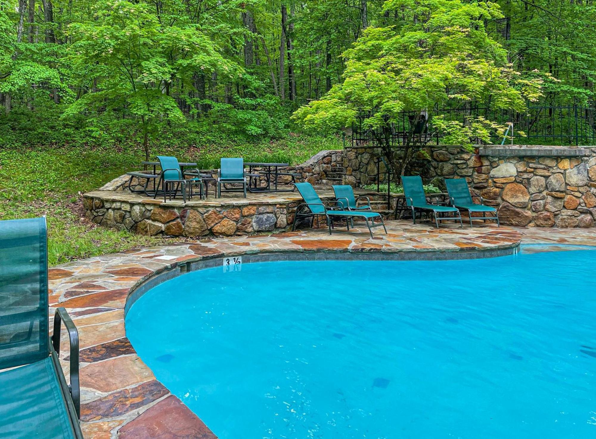 Chalet W Hot Tub, Large Deck, Grill, & Fast Wifi バークレー・スプリングス エクステリア 写真